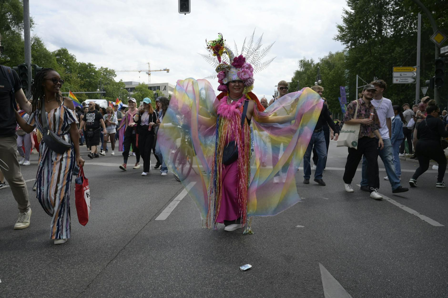 Viele Teilnehmende geben sich bei ihren farbenfrohen CSD-Outfits besonders Mühe.