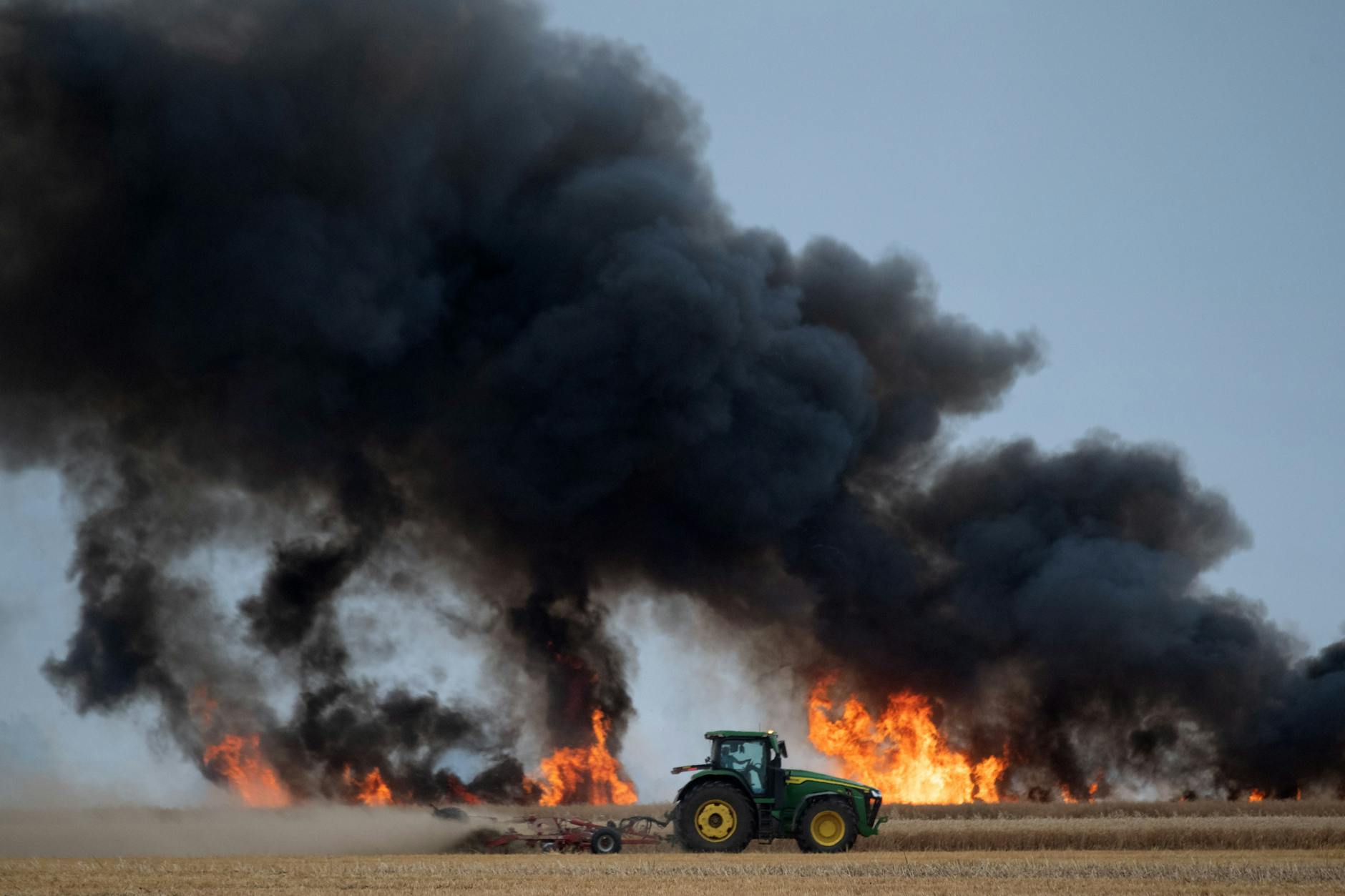 Wegen der extremen Trockenheit geht ein Feld in Flammen auf.