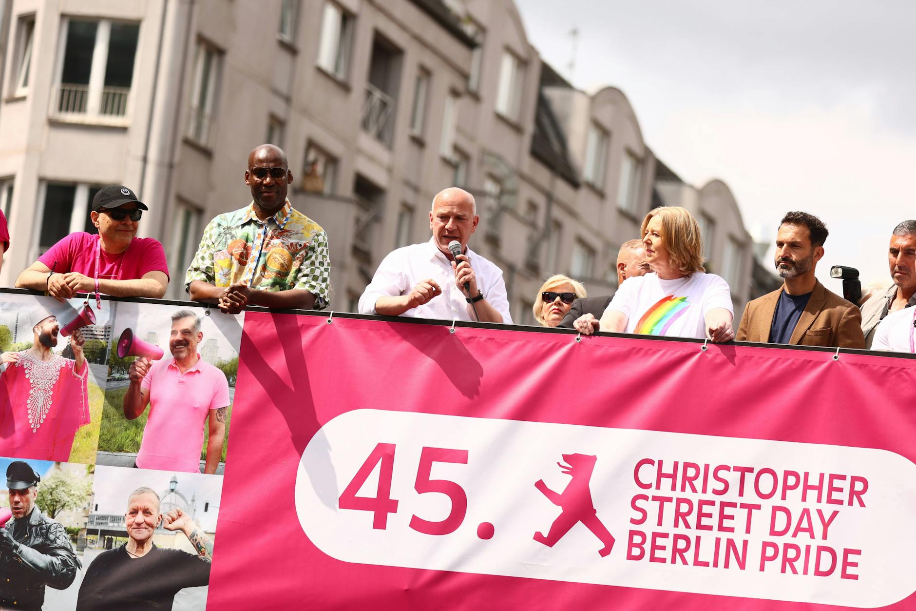 Der Regierende Bürgermeister Kai Wegner (CDU) hält eine Ansprache vor dem Beginn der Christopher Street Day Parade 2023 in Berlin.