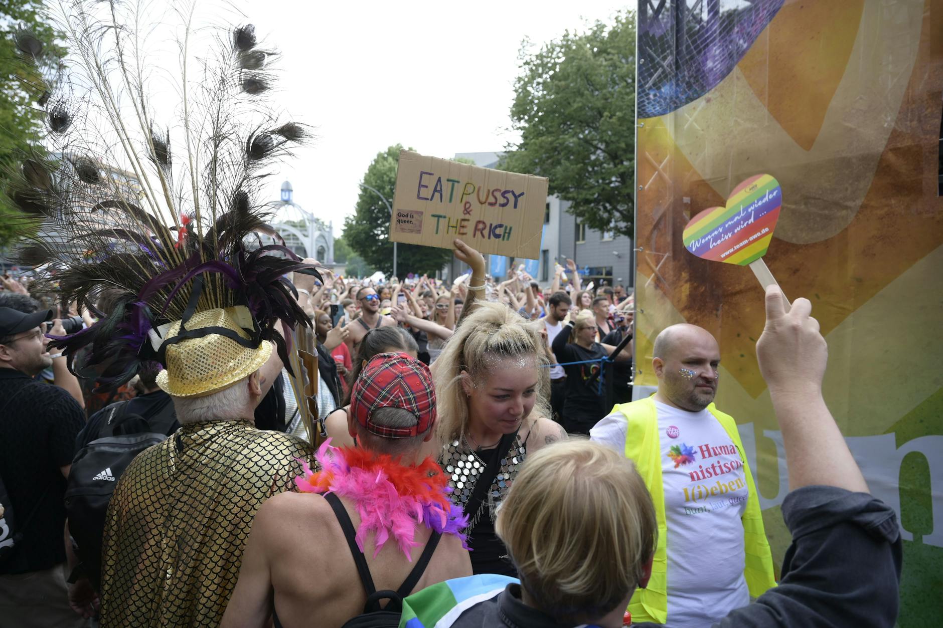 Die unterschiedlichsten Statements und Schilder sind auf der CSD-Pride-Parade vertreten.