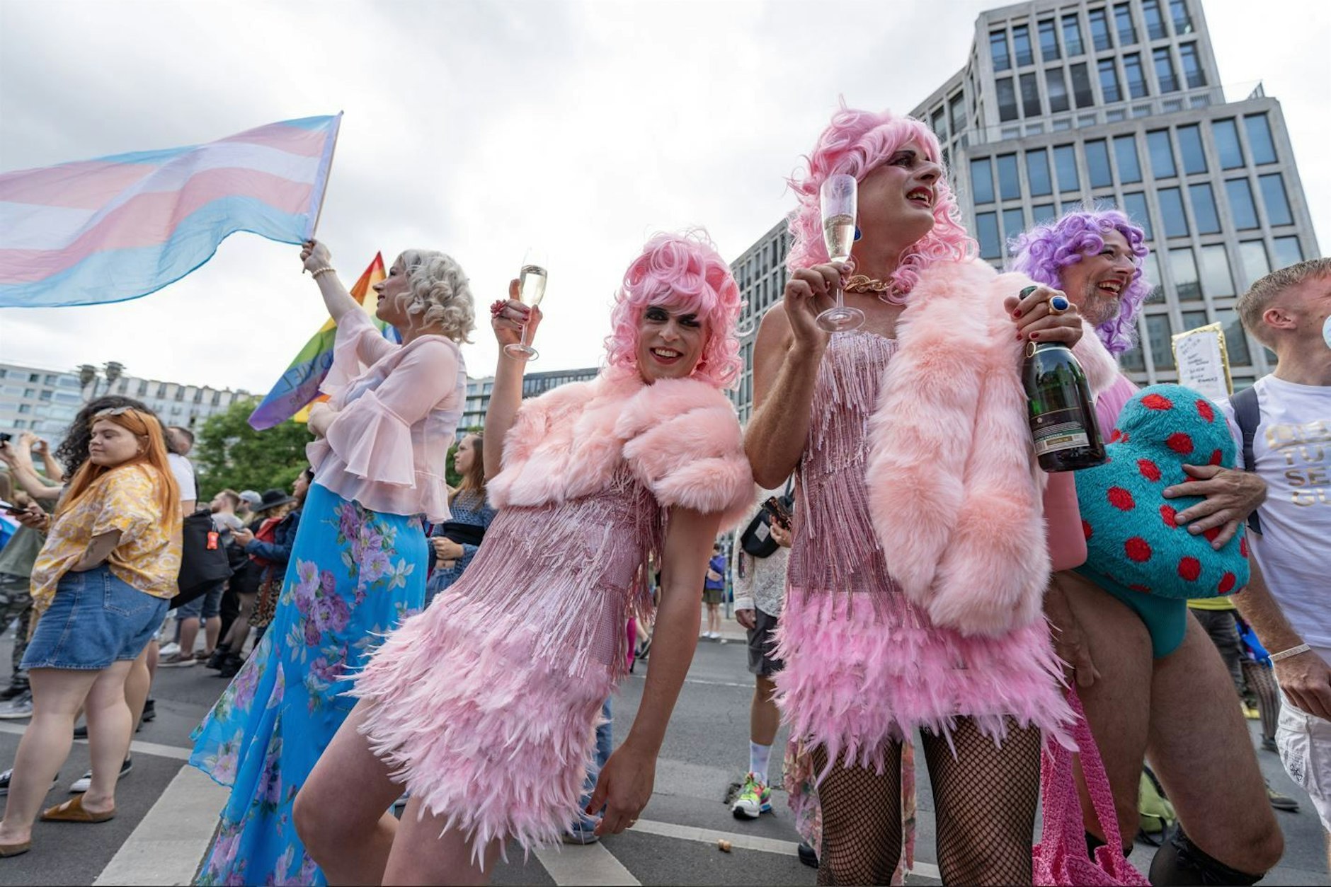 Prost! Beim CSD 2023 in Berlin darf ein Schlückchen Sekt natürlich nicht fehlen.