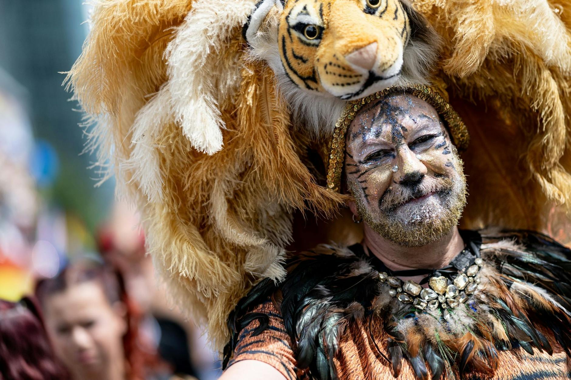 Spotted: Raubkatze auf CSD-Parade gesehen. Viele Teilnehmer geben sich mit ihren Outfits besonders Mühe.