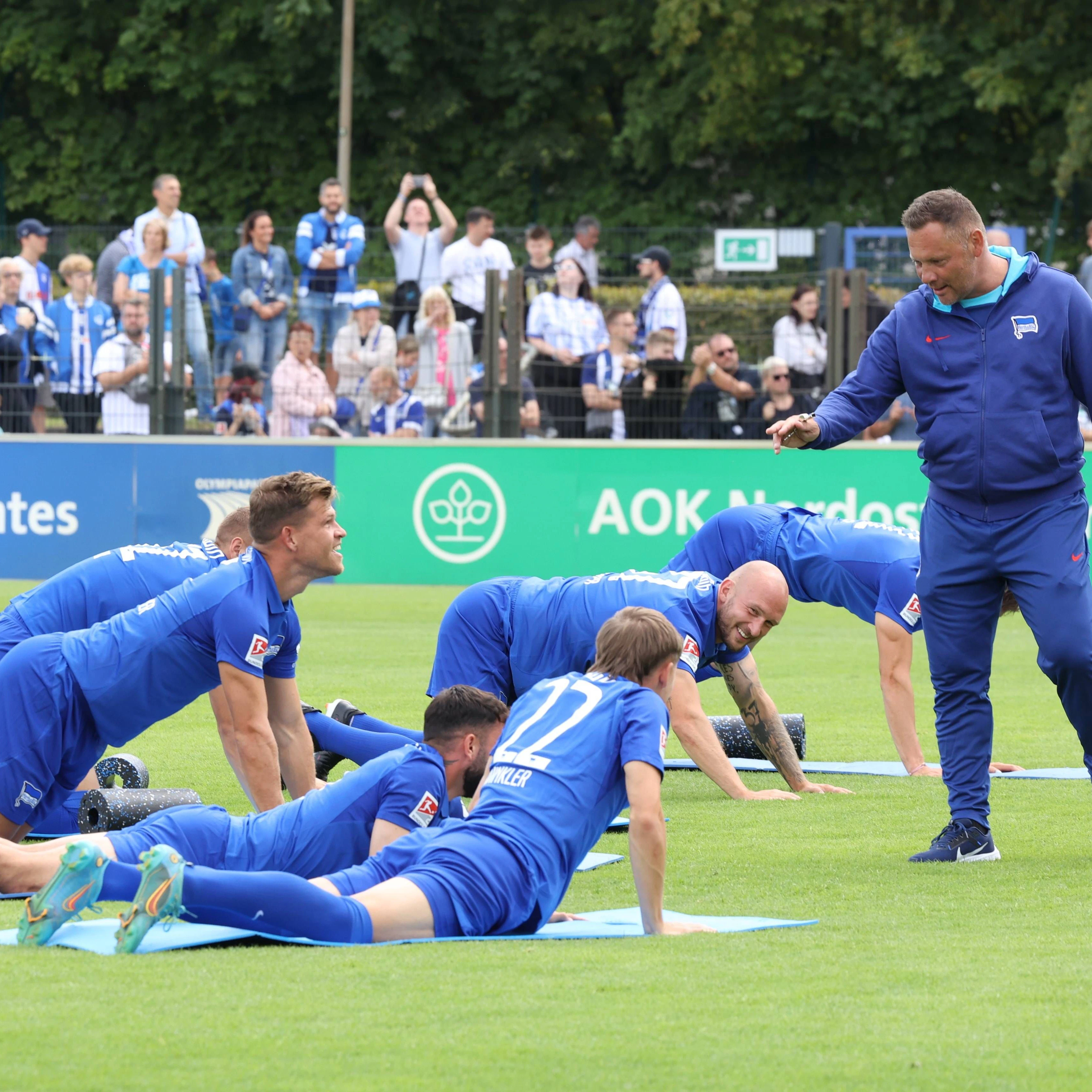 Wenn der Chef kommt, wird gespurt und auch gelacht. Trainer Pal Dardai muntert Stürmer Florian Niederlechner bei den Liegestützen auf.&nbsp;