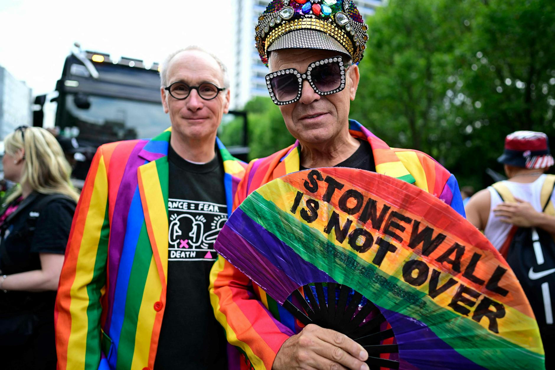 Trotz Partylaune ist die CSD Parade in Berlin auch eine Demonstration für mehr soziale Akzeptanz und Gleichstellung der LGBTIQ+ Community.