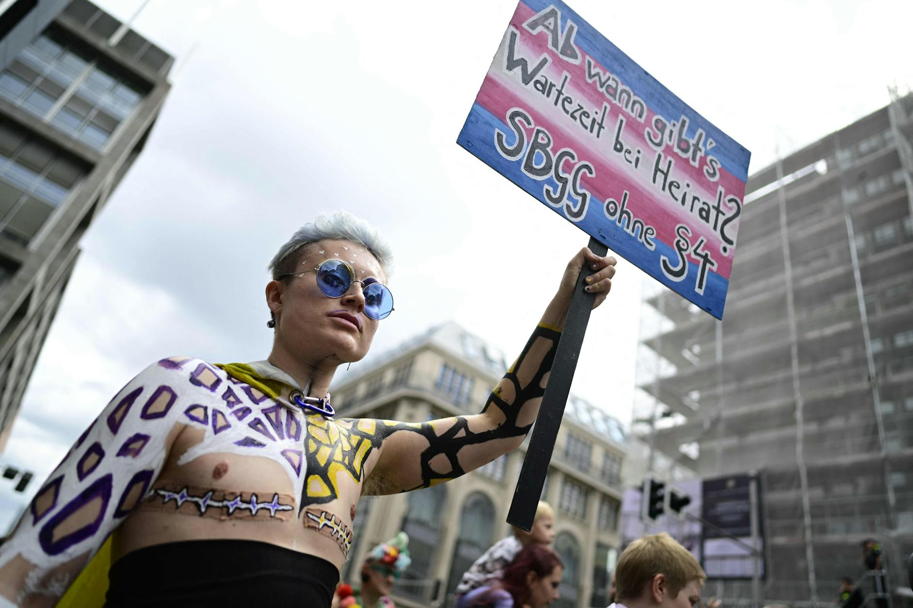 Auf dem Berliner CSD fordern viele eine Überarbeitung des Selbstbestimmungsgesetzes. Der Geschlechtseintrag soll künftig beim Standesamt geändert werden können.