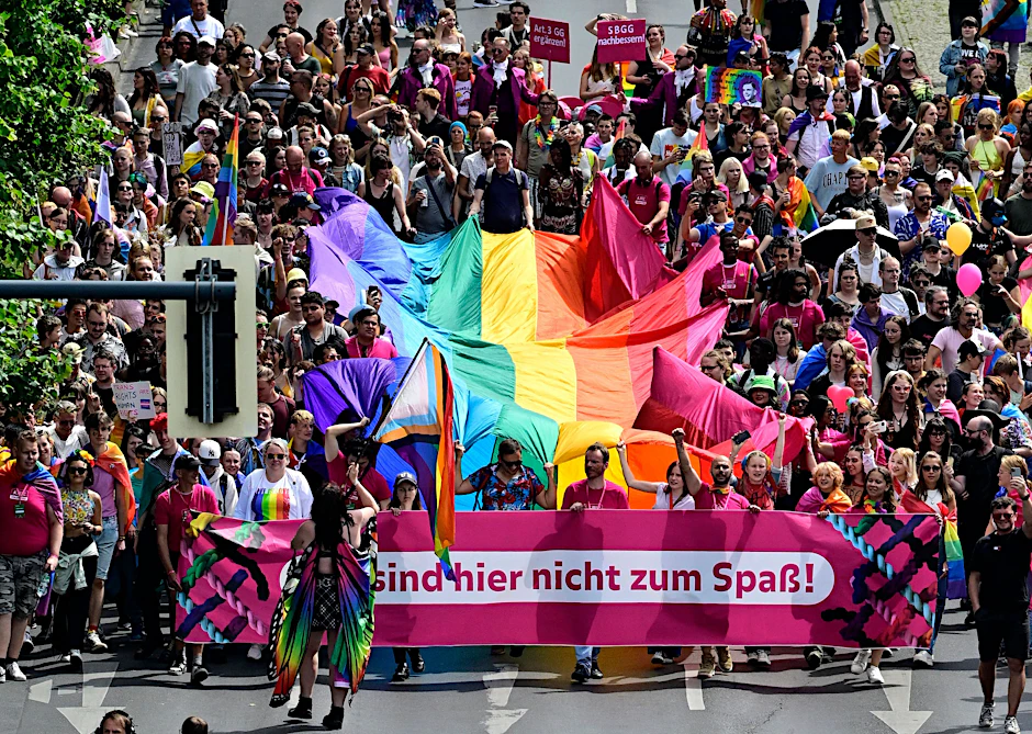 „Wir sind hier nicht zum Spaß“: Die CSD-Parade bewegte sich durch die Innenstadt von Berlin.