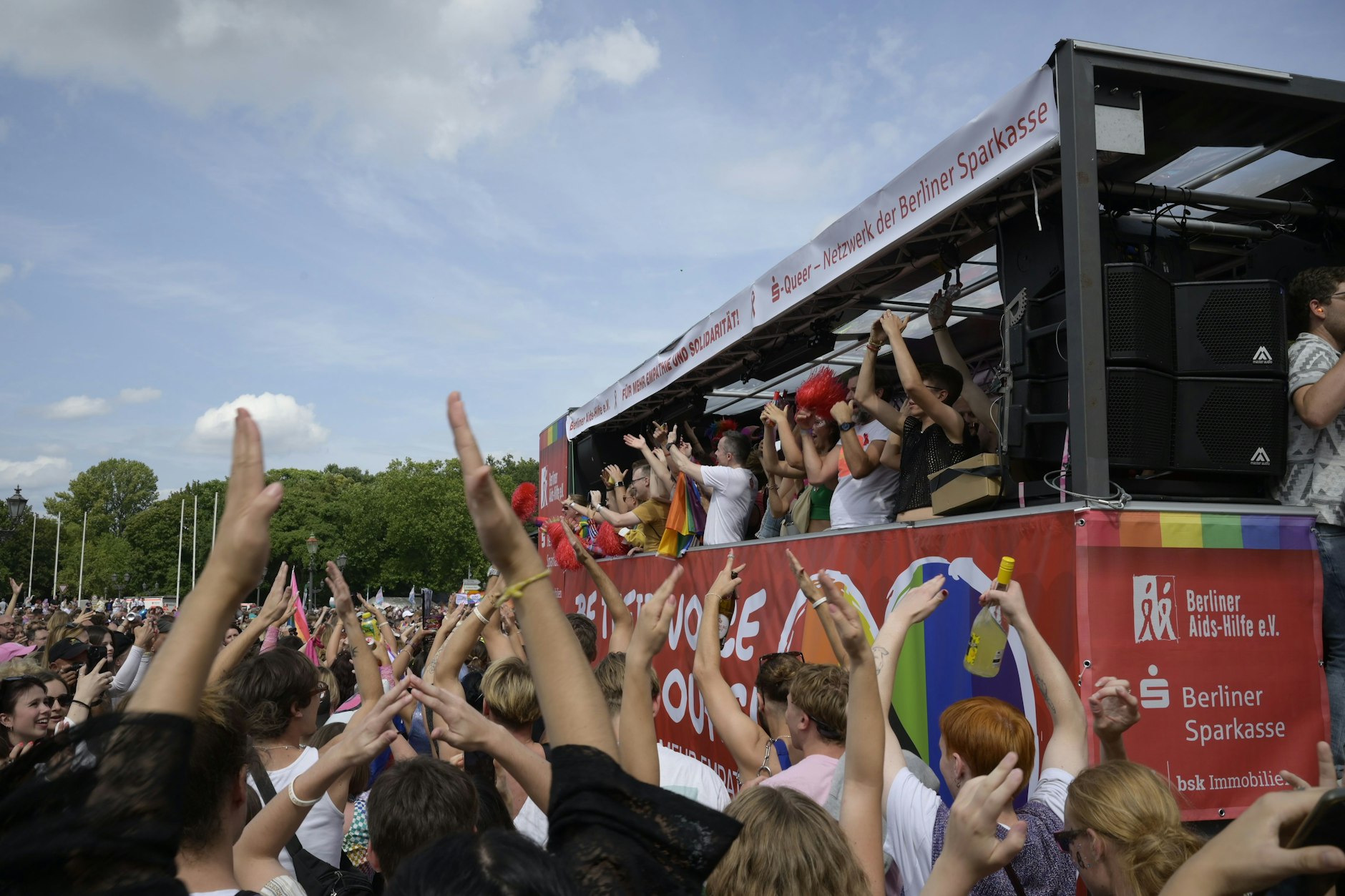 Die Demonstrierenden tanzen voran, Musik gibt es von den Wagen die den Demozug begleiten.