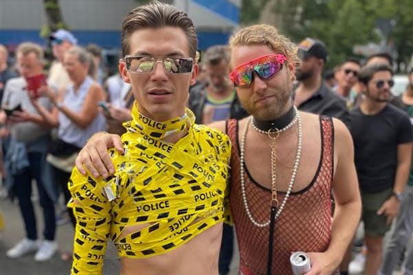 Felix (l.) feiert mit Freunden auf dem CSD.