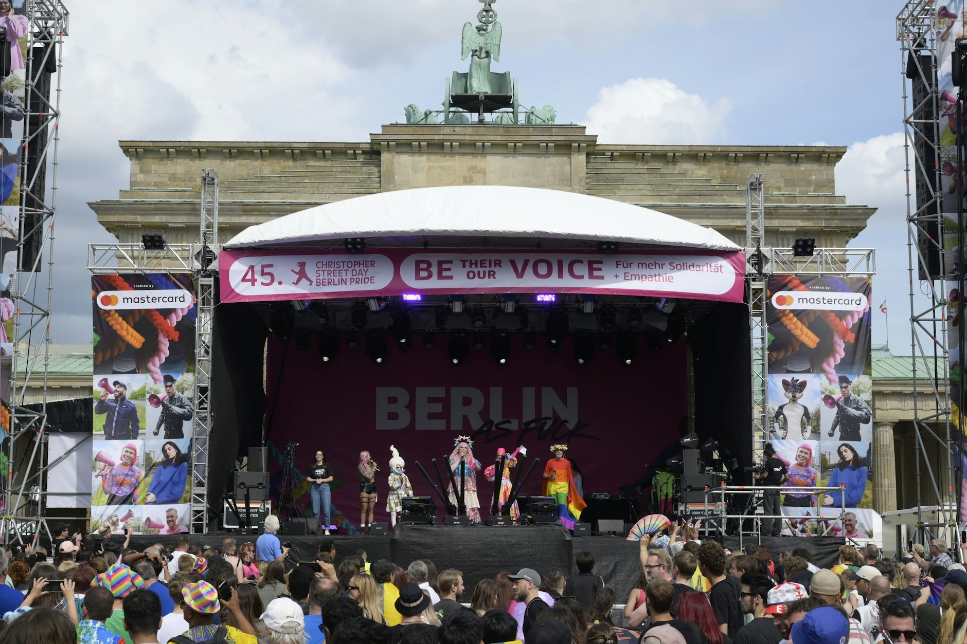 Zwischen 16 und 19 Uhr erreicht die CSD-Demo den Endpunkt am Brandenburger Tor, wo die Abschlusskundgebung geplant ist.