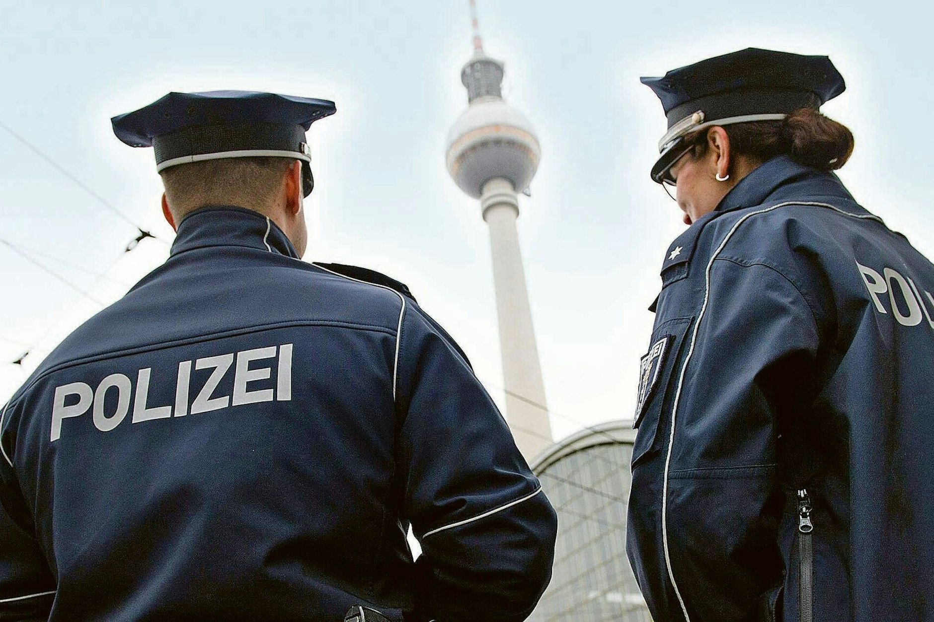 Eine Polizeistreife steht vor dem Berliner Fernsehturm.&nbsp;