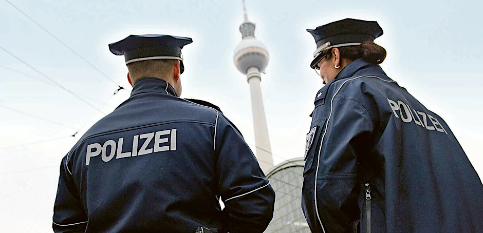 Eine Polizeistreife steht vor dem Berliner Fernsehturm.&nbsp;
