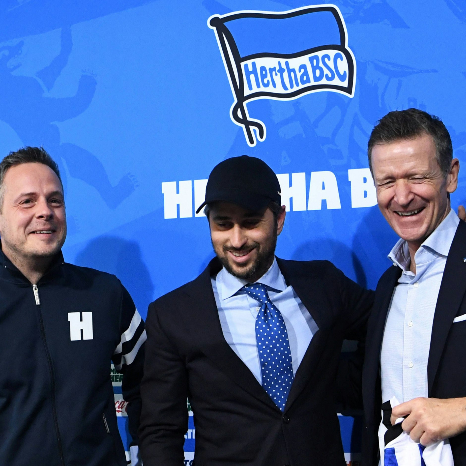 Gute Laune nach abgeschlossenem Vertrag. Der Investor Josh Wander von 777 Partners mit Herthas Präsident Kay Bernstein und dem Geschäftsführer Tom Herrich