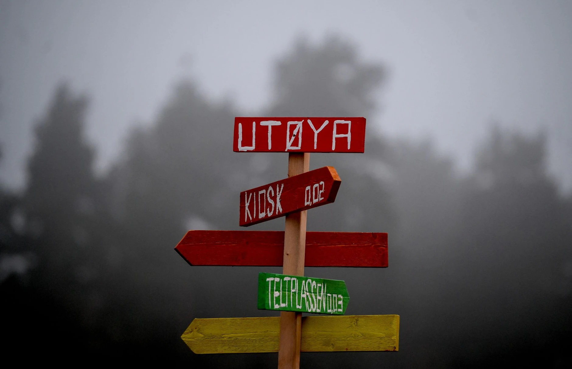 ARCHIV - Ein Wegweiser auf der Insel Utøya. Am 22. Juli 2011 ermordete ein Rechtsextremist hier 69 Menschen.  dpa