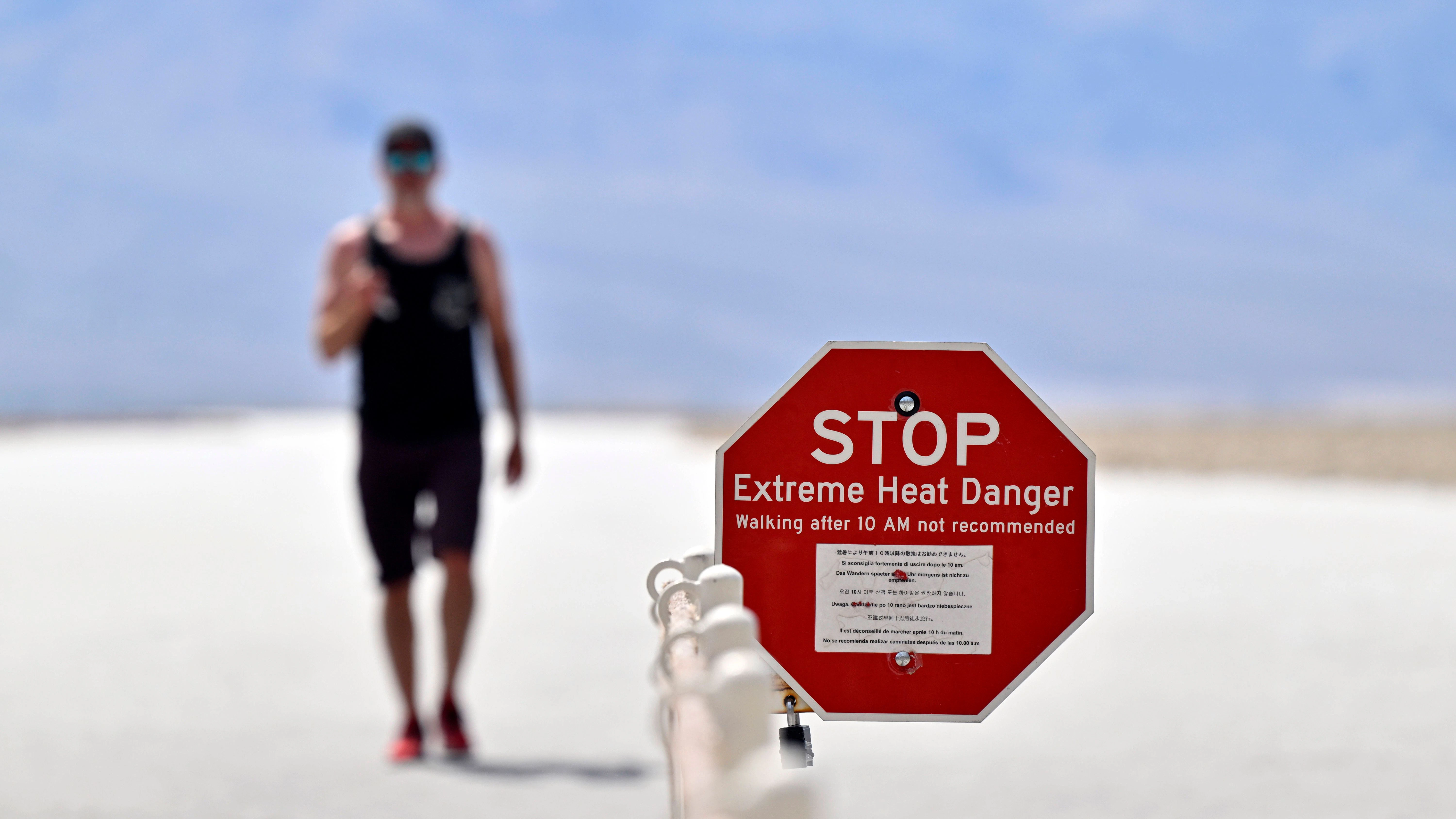 Warnschilder weisen Touristen auf die Gefahren der extremen Hitze im Death Valley hin.