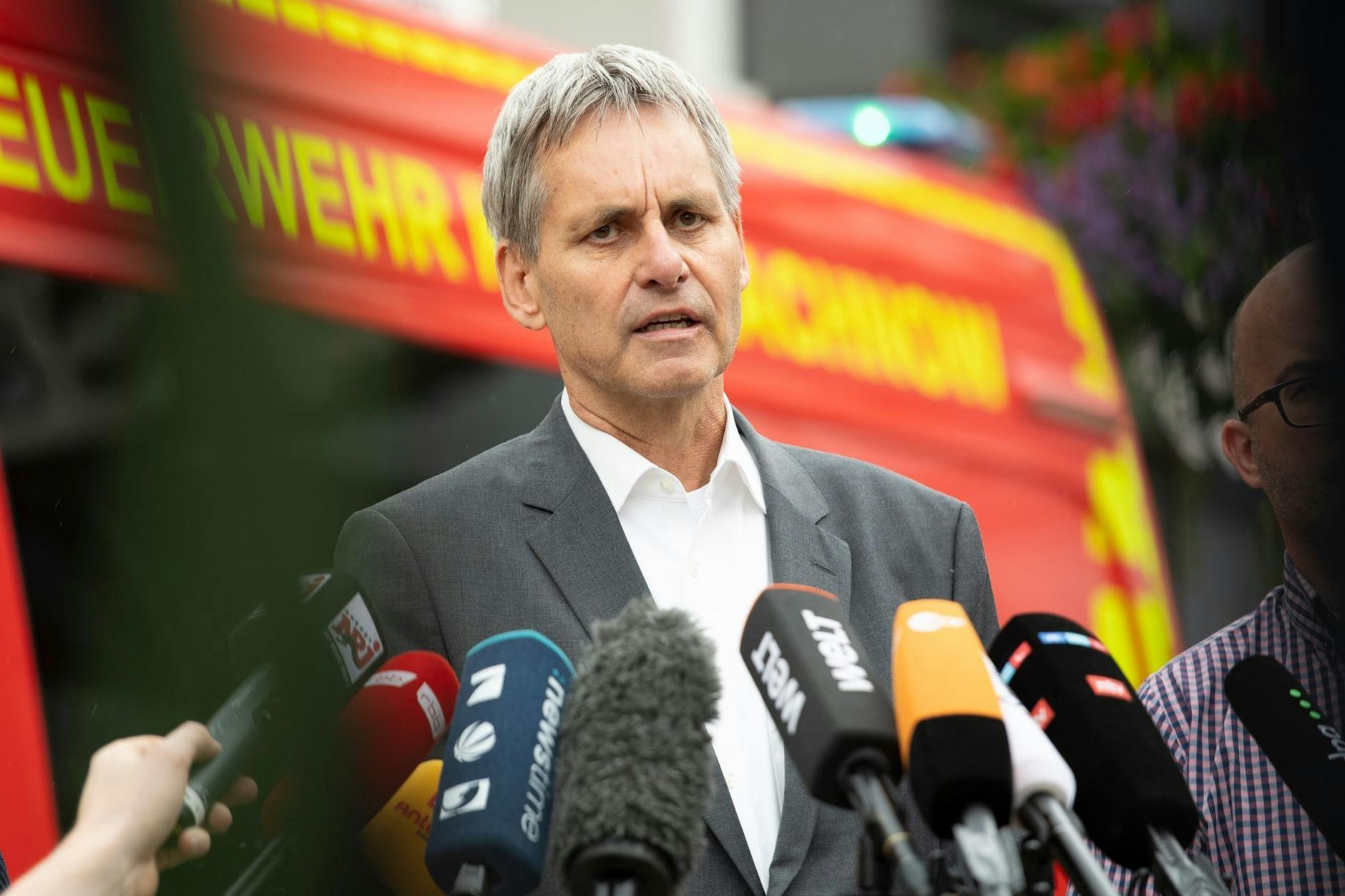 Kleinmachnows Bürgermeister Michael Grubert informiert Journalisten darüber, dass es sich mutmaßlich um ein Wildschwein gehandelt haben muss.