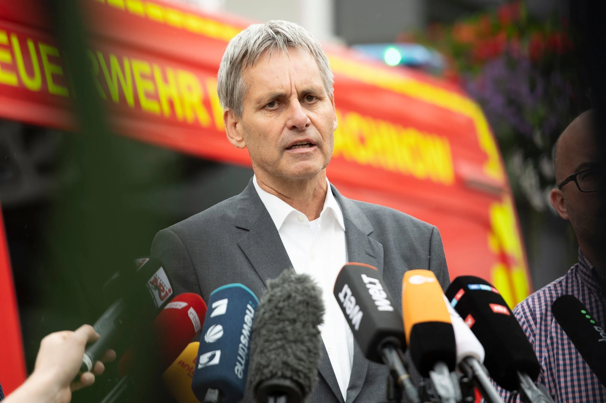 Kleinmachnows Bürgermeister Michael Grubert informiert Journalisten darüber, dass es sich mutmaßlich um ein Wildschwein gehandelt haben muss.