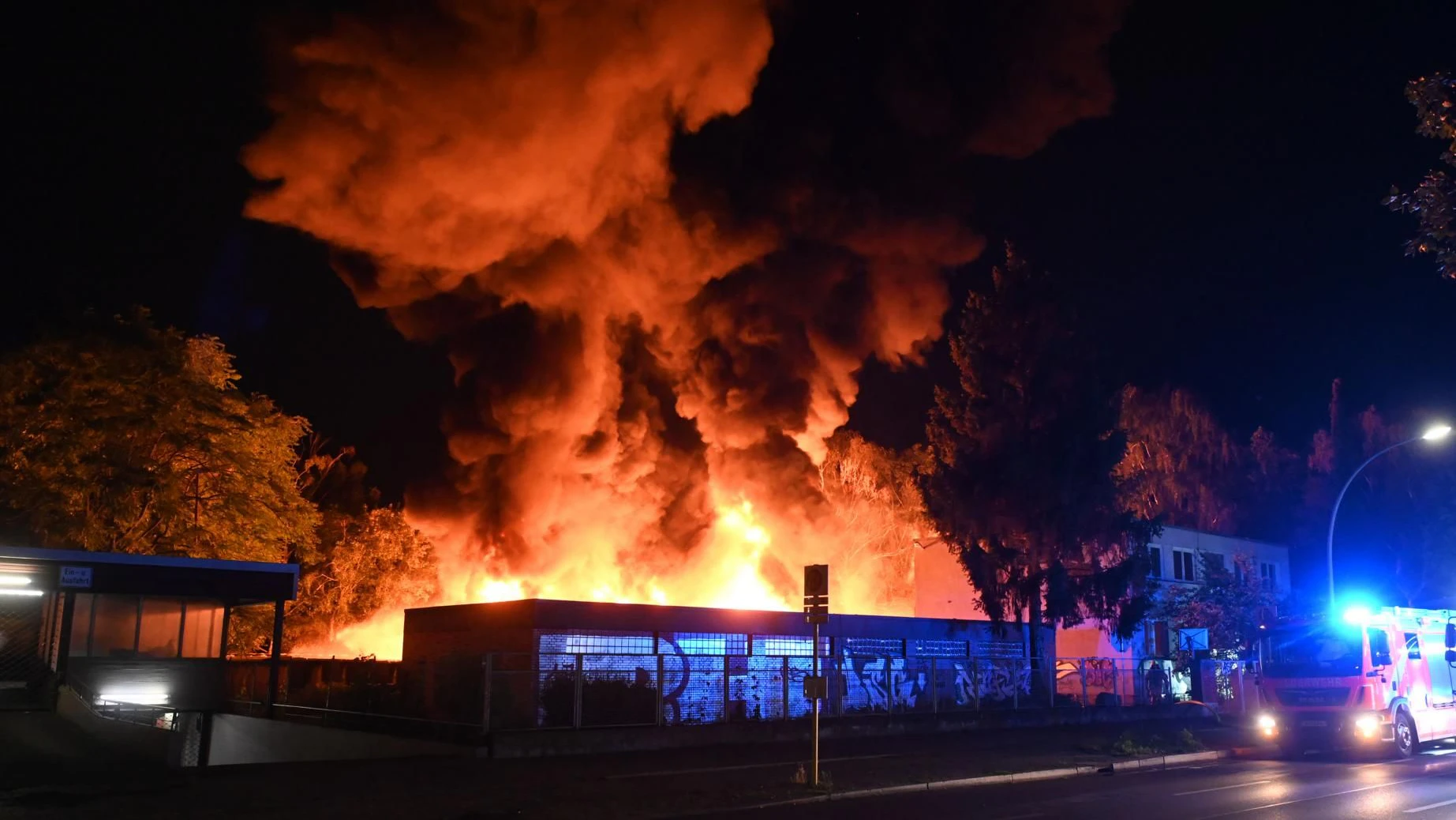 In der Nacht zum Sonntag brannte es auf einem Firmengelände in Reinickendorf.