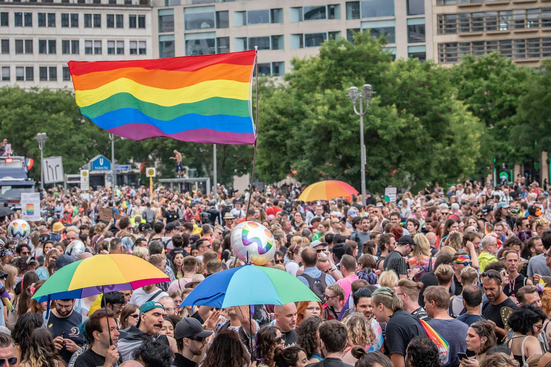 Tausende Menschen ziehen beim Christopher Street Day 2023 durch Berlin.