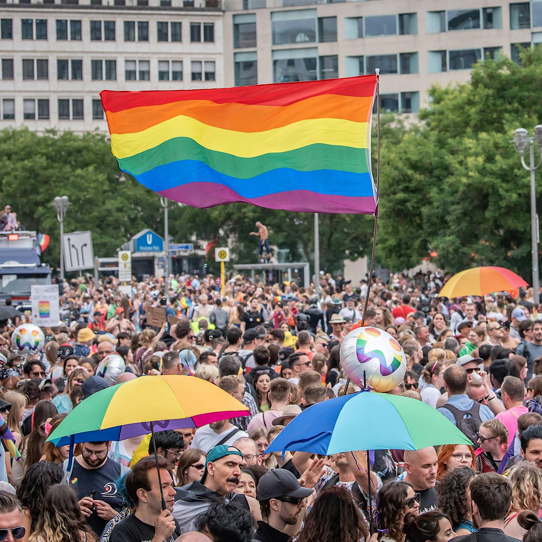 Homophobe Angriffe am Tag des CSD: Staatsschutz der Berliner Polizei ermittelt