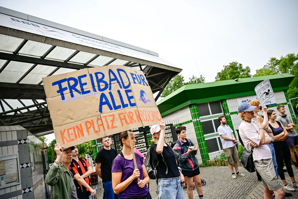 Proteste am Prinzenbad: „Wir brauchen keine Polizei!“