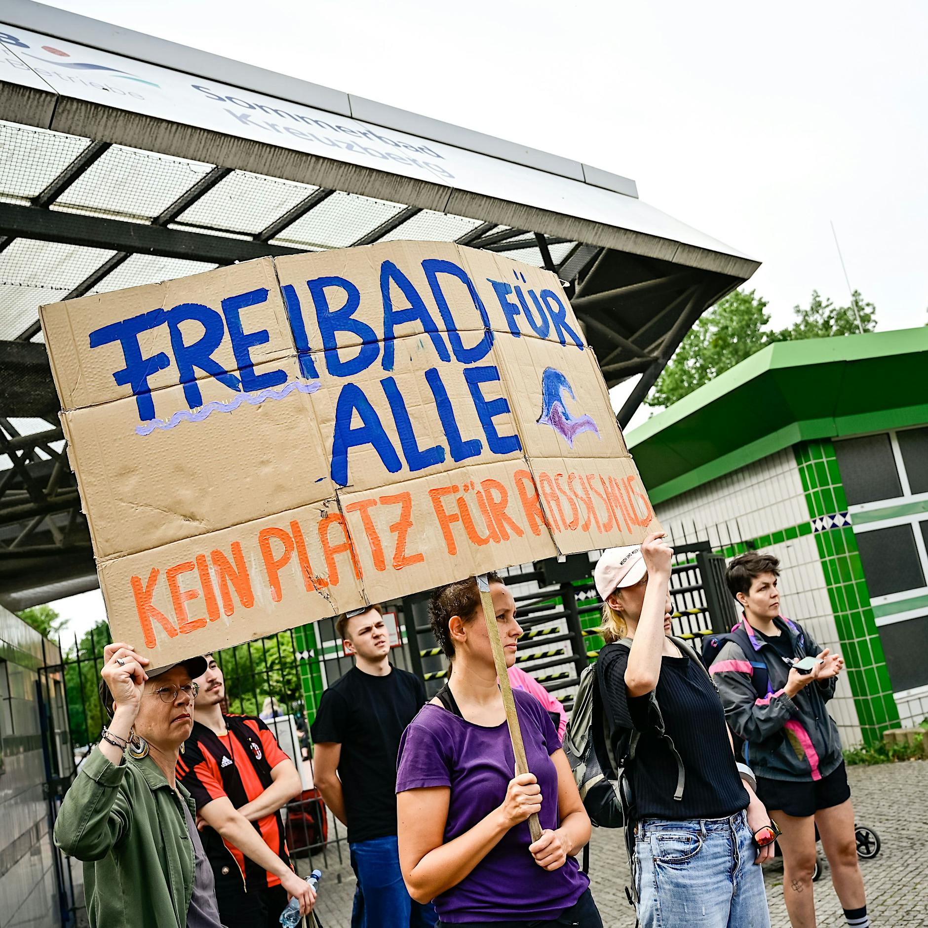 Gewalt in Berliner Freibädern – Demonstranten fordern: „Wir brauchen keine Polizei!“