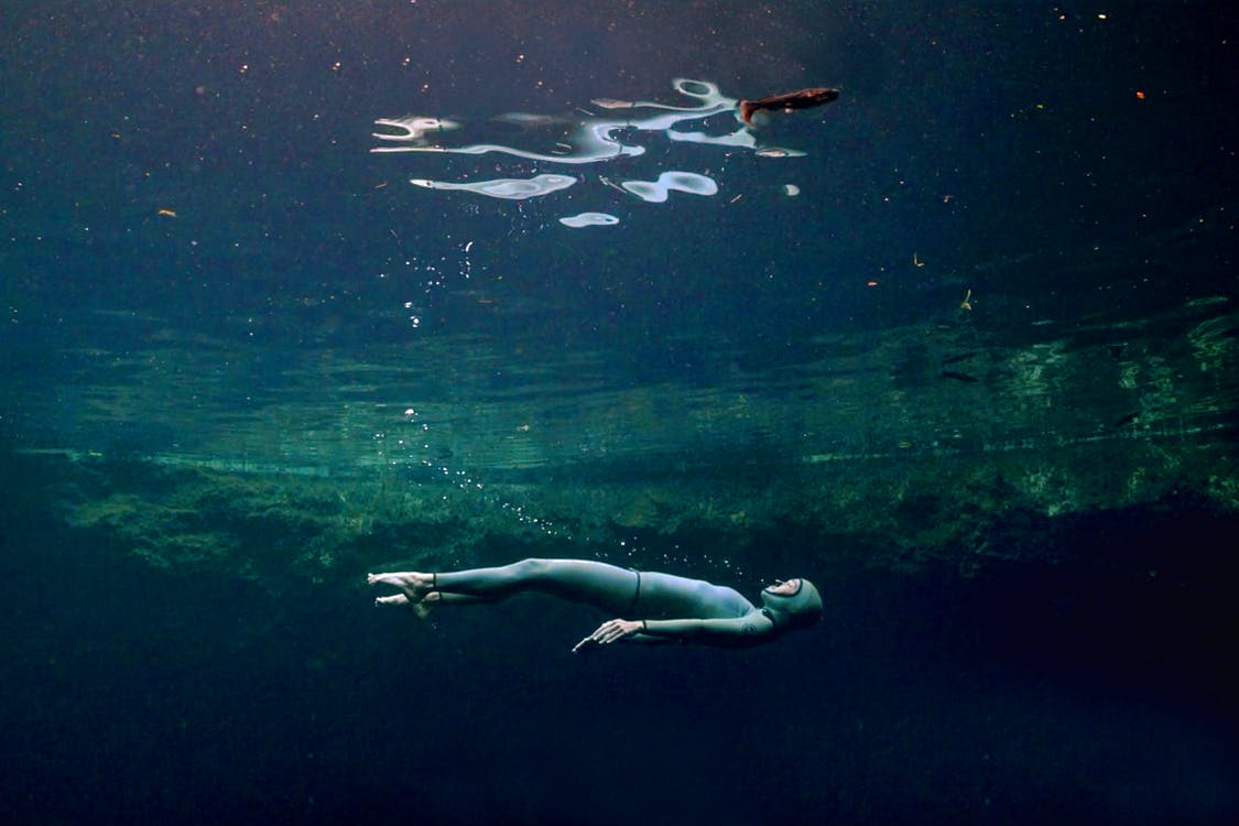 Wie lange können Sie die Luft anhalten? Die Doku „Der letzte Atemzug“ begleitet Apnoe-Taucher bei ihrer Jagd nach Rekorden.