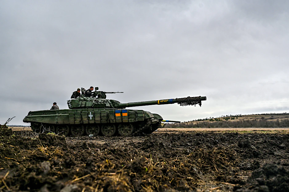 T-72-Panzer nehmen an Schulungen für Offensiveinsätze in der Ukraine teil.