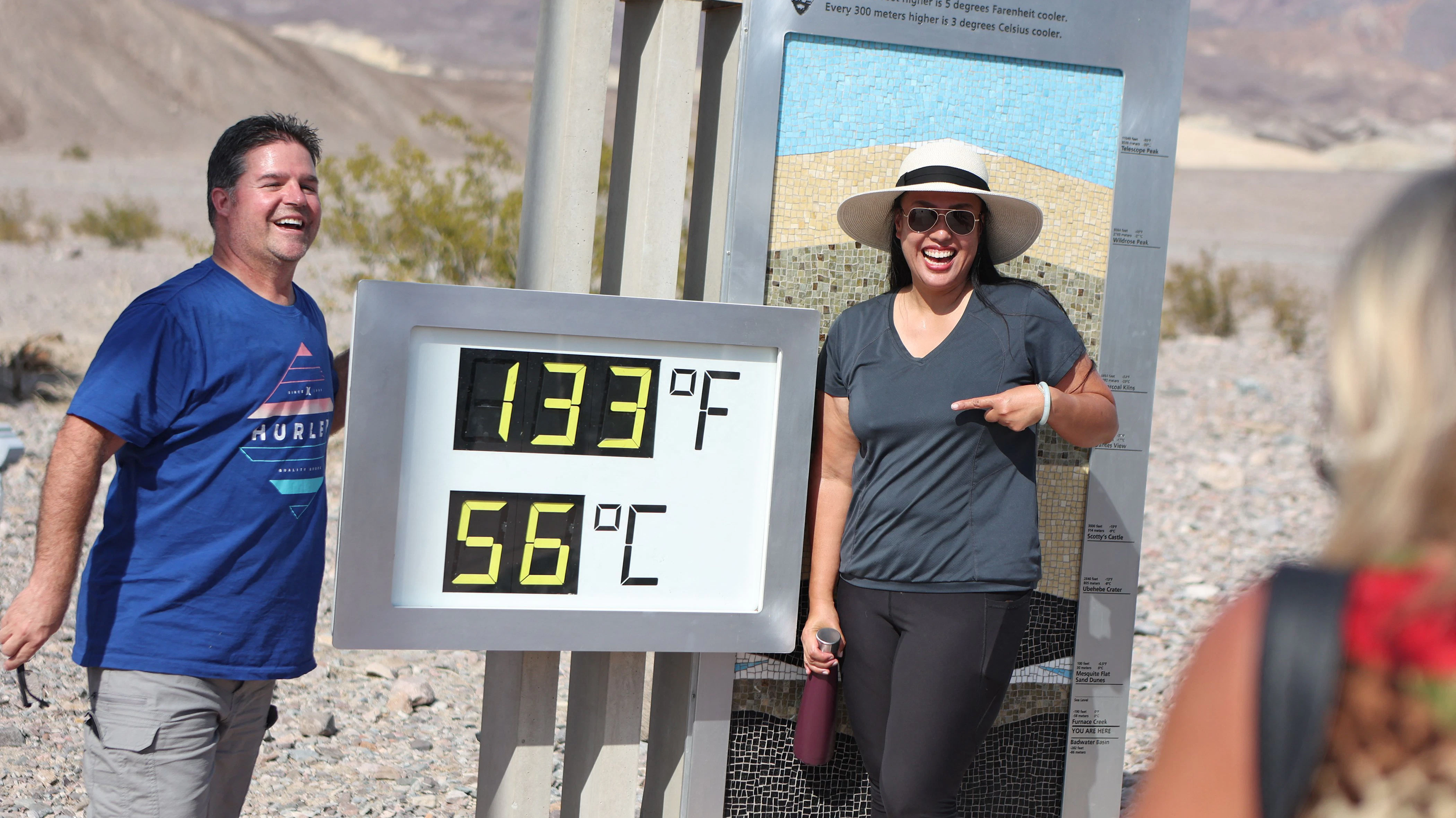 Touristen fotografieren sich gern mit der offiziellen Temperaturanzeige im Death Valley.