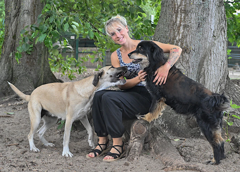 Jana Feister, Chefin und Inhaberin vom Tierheim am See, mit zwei Hunden, für die sie ein neues Zuhause sucht. 