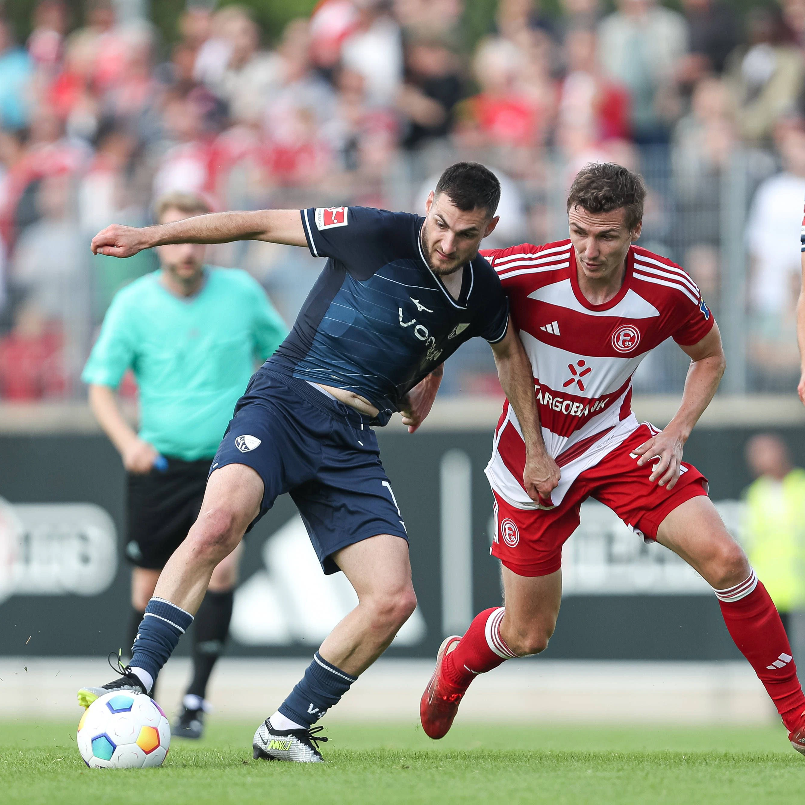 Fortuna Düsseldorf siegte bei der Generalprobe gegen den VfL Bochum 3:1. Hier Fortunas Marcel Sobottka (r.) gegen Bochums Matus Bero.