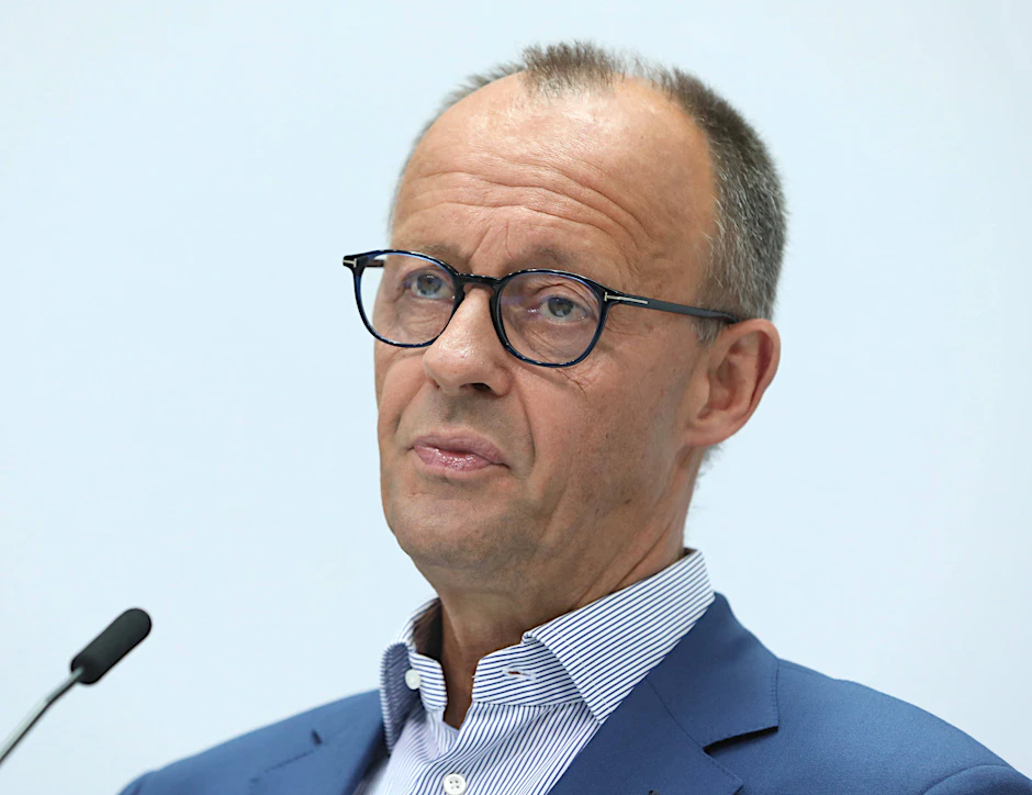 CDU-Chef Friedrich Merz stellt auf einer Pressekonferenz im Konrad-Adenauer-Haus den neuen Generalsekretär nach den Sitzungen des Parteivorstands und des Präsidiums vor.