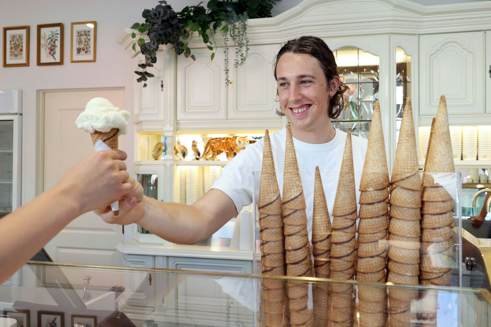 Zu Besuch bei Hokey Pokey in Prenzlauer Berg: Es gibt eine Kugel Vanilleeis auf die Hand von Samuel.