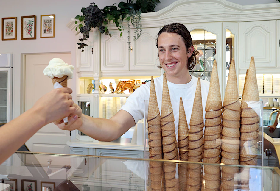 Zu Besuch bei Hokey Pokey in Prenzlauer Berg: Es gibt eine Kugel Vanilleeis auf die Hand von Samuel.