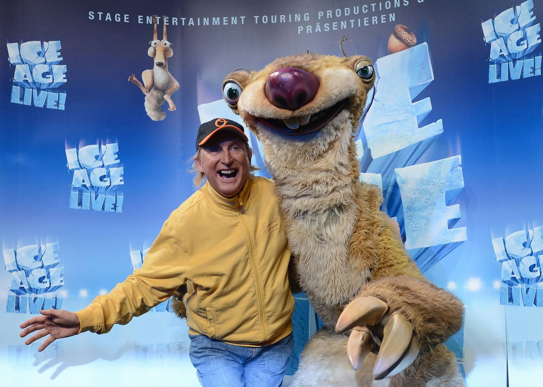 ARCHIV - Otto Waalkes neben dem Maskottchen "Sid" bei der Show "Ice Age live! - Ein mammutiges Abenteuer" 2013.  dpa