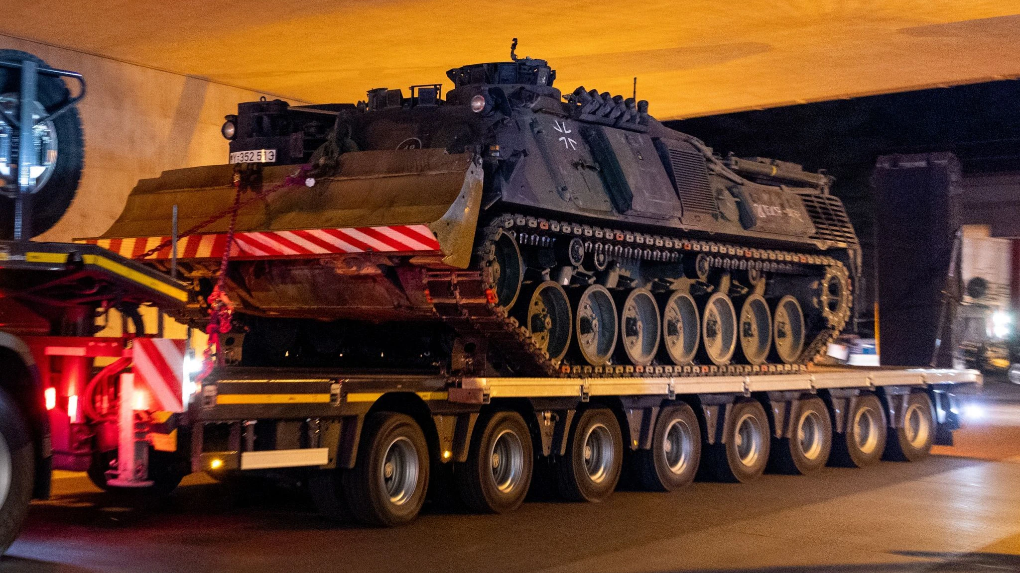 Wegen der Explosionsgefahr: Ein Bergepanzer der Bundeswehr ist auf dem Weg  zum Einsatz.
