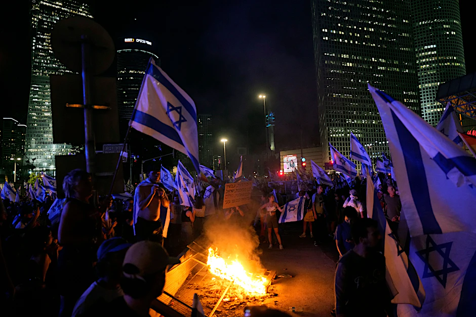 Protest: Demonstranten stehen während einer Demo gegen die Justizreform um ein Feuer herum.