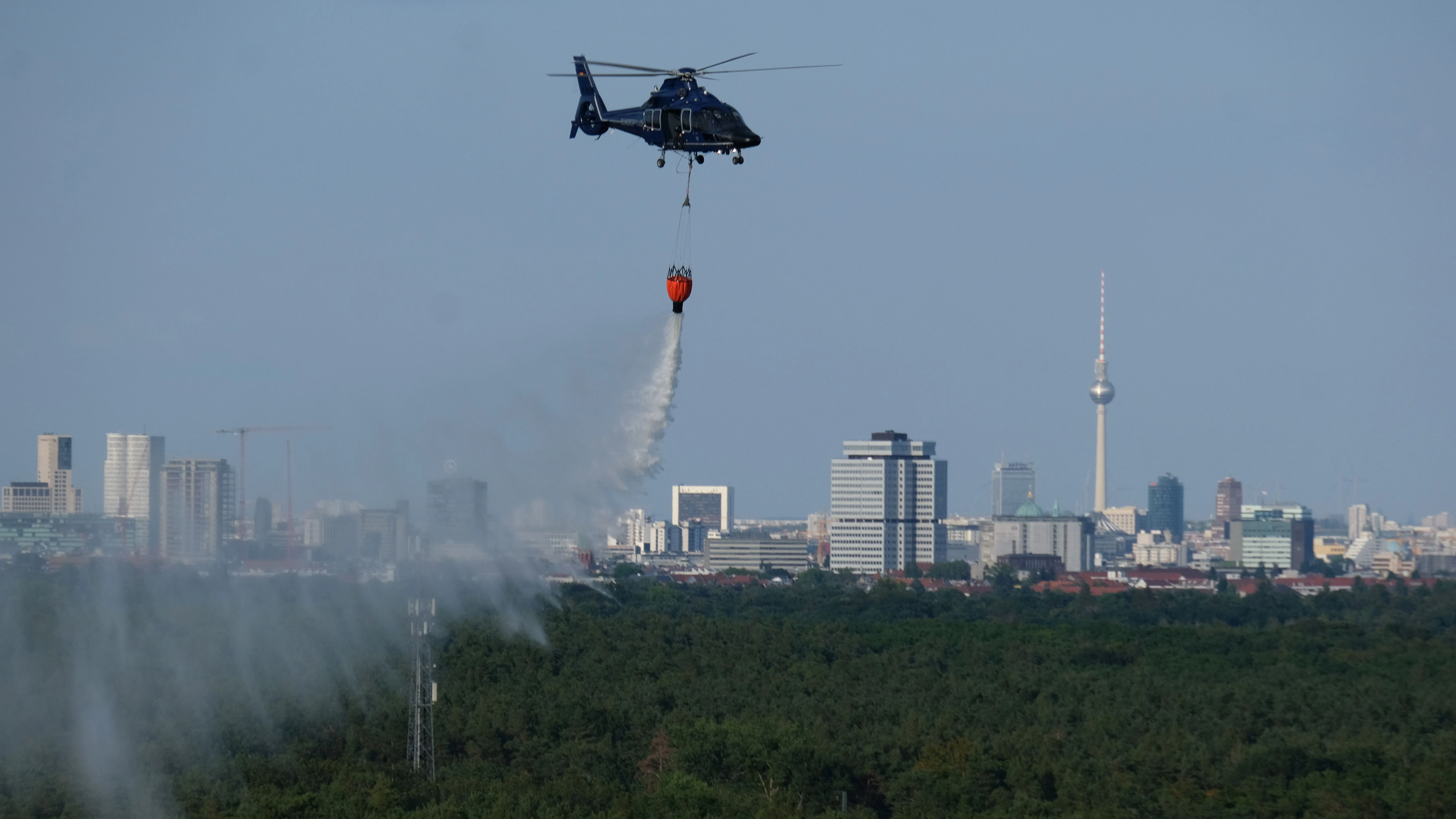 Auch Löschhubschrauber wurden über dem Berliner Grunewald eingesetzt.