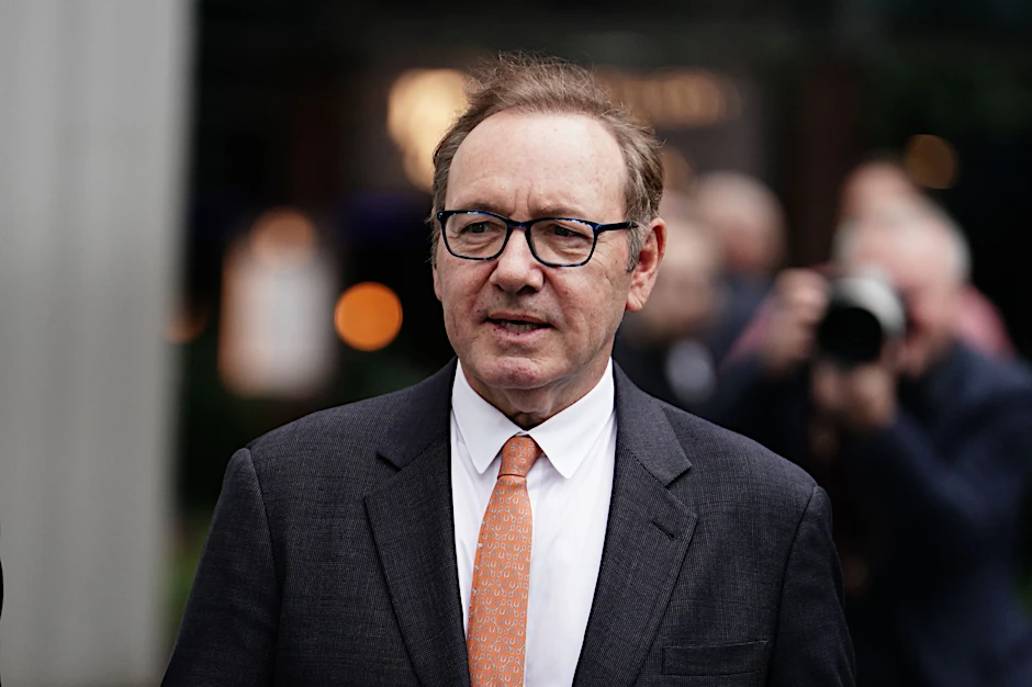 Kevin Spacey erscheint im dunklen Anzug vor dem Southwark Crown Court.  