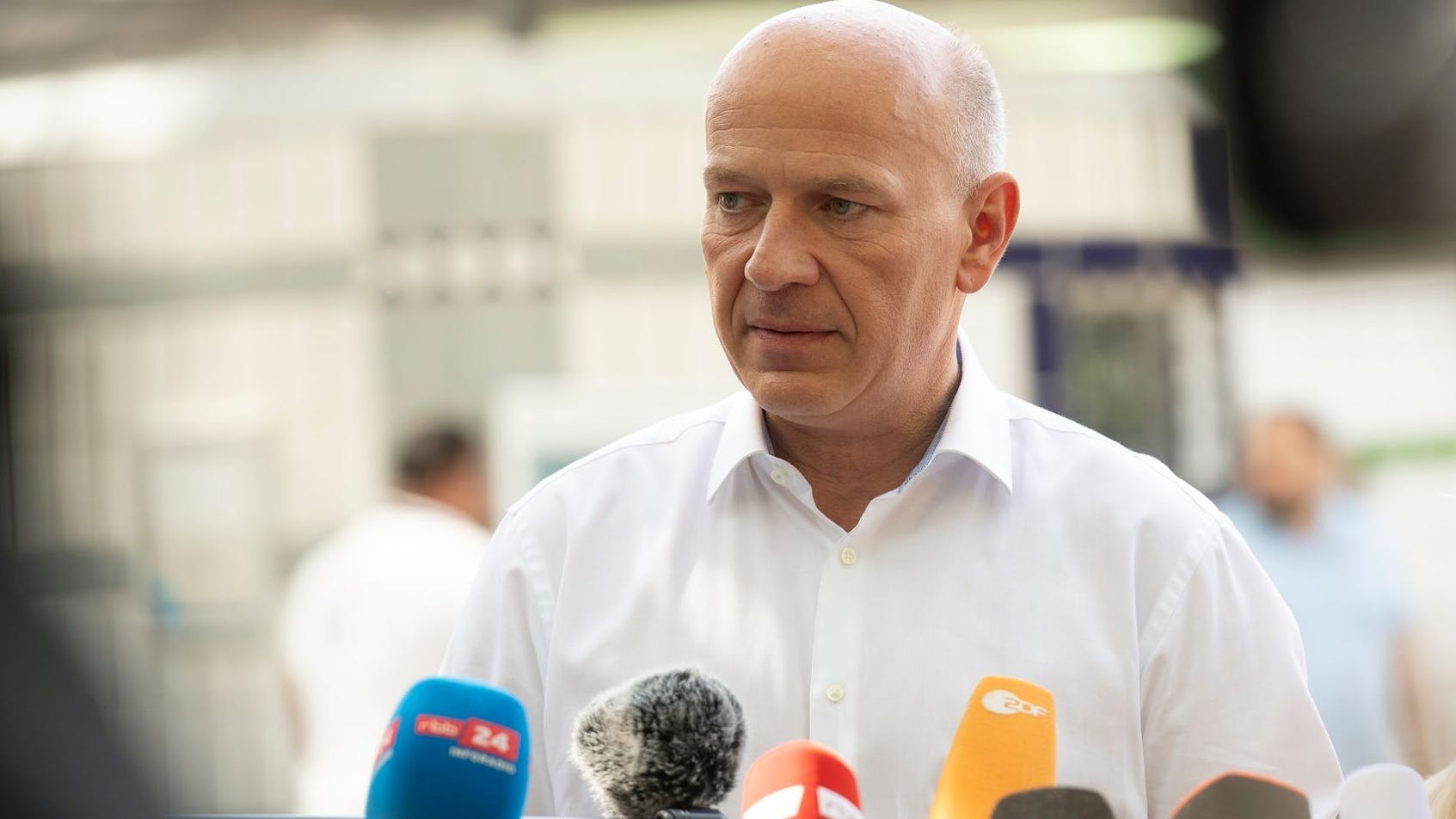 Kai Wegner (CDU), Regierender Bürgermeister von Berlin, verteidigt die teure Fahndung nach der vermeintlichen Löwin von Kleinmachnow.