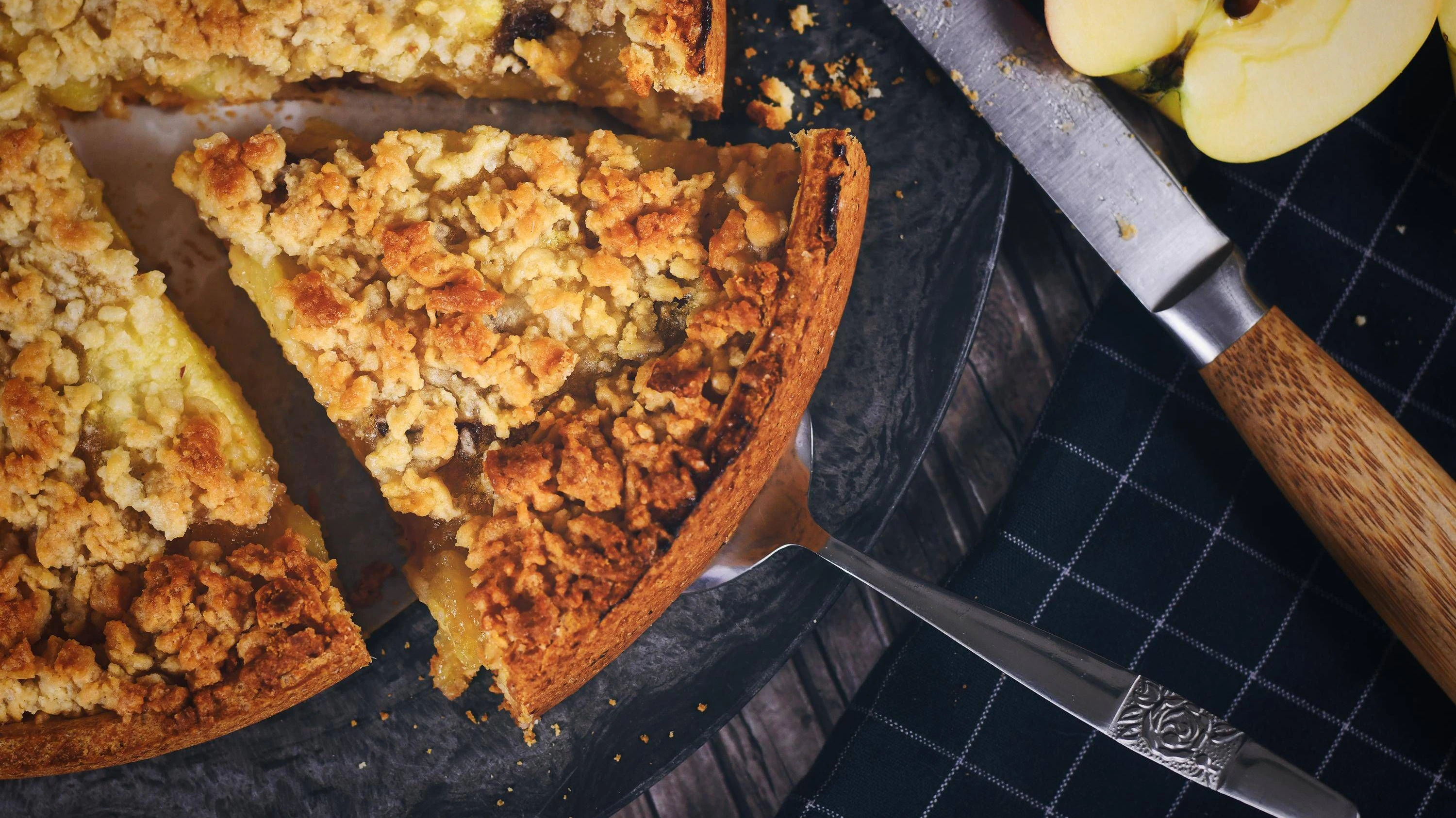 Im Herbst zaubern Sie mit diesem Rezept einen leckeren Apfelkuchen mit Pudding und Streuseln.