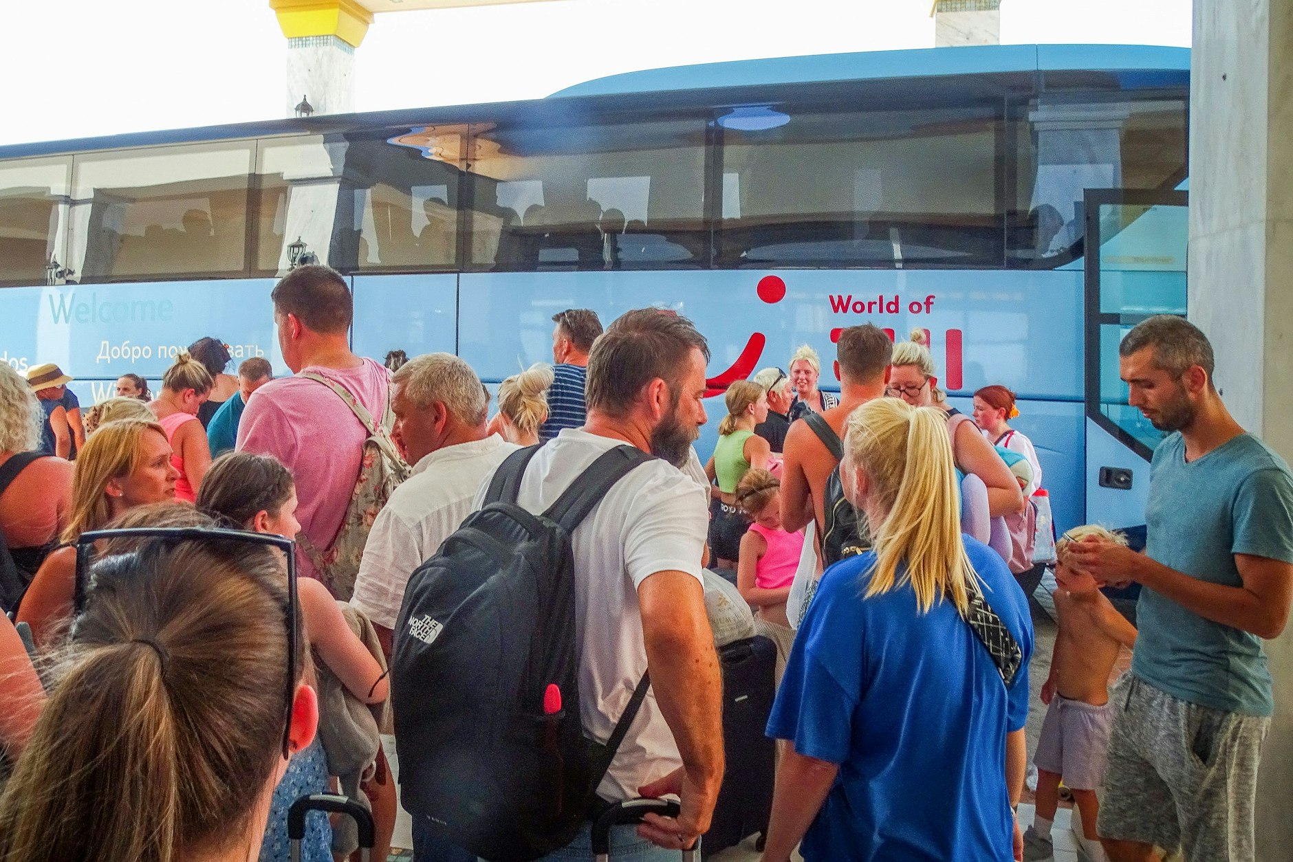 Touristen warten vor ihrem Hotel auf der griechischen Insel Rhodos auf den Einstieg in einen Bus des Reiseunternehmens Tui, um die Insel wegen schwerer, tagelanger Waldbrände zu verlassen. Etwa 19.000 Menschen auf Rhodos wurden bereits in Sicherheit gebracht.