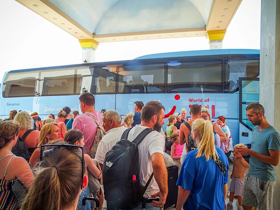 Touristen warten vor ihrem Hotel auf der griechischen Insel Rhodos auf den Einstieg in einen Bus des Reiseunternehmens Tui, um die Insel wegen schwerer, tagelanger Waldbrände zu verlassen. Etwa 19.000 Menschen auf Rhodos wurden bereits in Sicherheit gebracht.