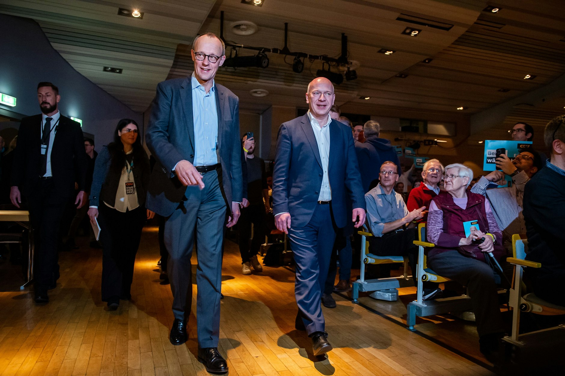 Da schritten sie noch Seite an Seite: Kai Wegner (CDU, r.), Regierender Bürgermeister von Berlin, distanziert sich jetzt von CDU-Chef Friedrich Merz. Hier sieht man sie im Berliner Wahlkampf.