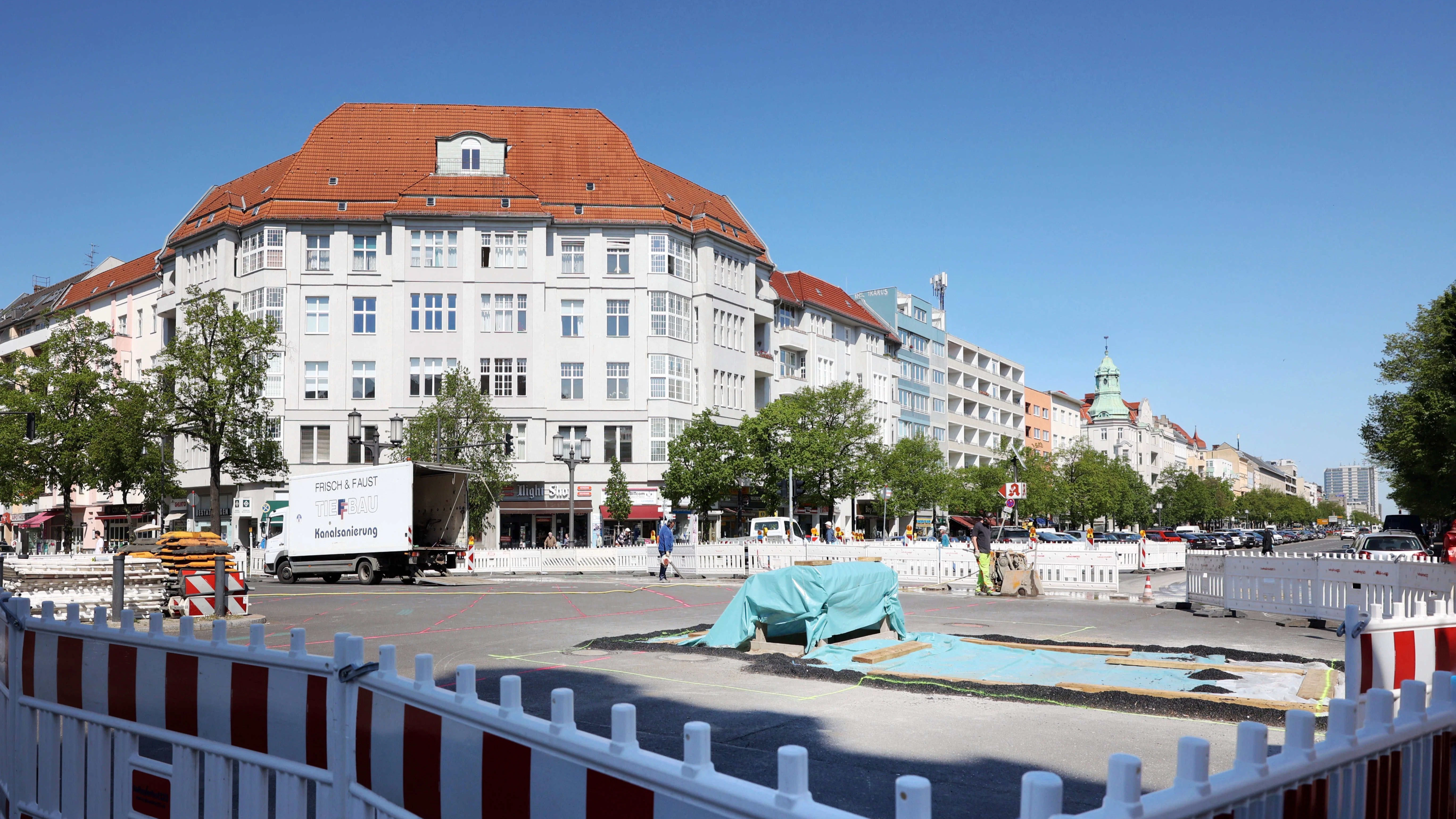 Der Kaiserdamm ist auf Höhe des Sophie-Charlotte-Platzes gesperrt.