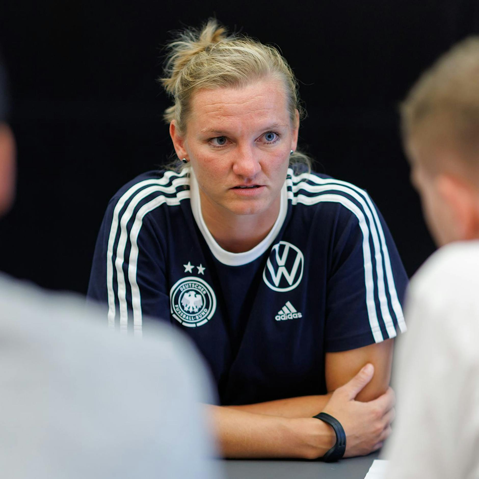 „Poppi“ hier, Frau Popp dort: DFB-Kapitänin gefragt wie nie