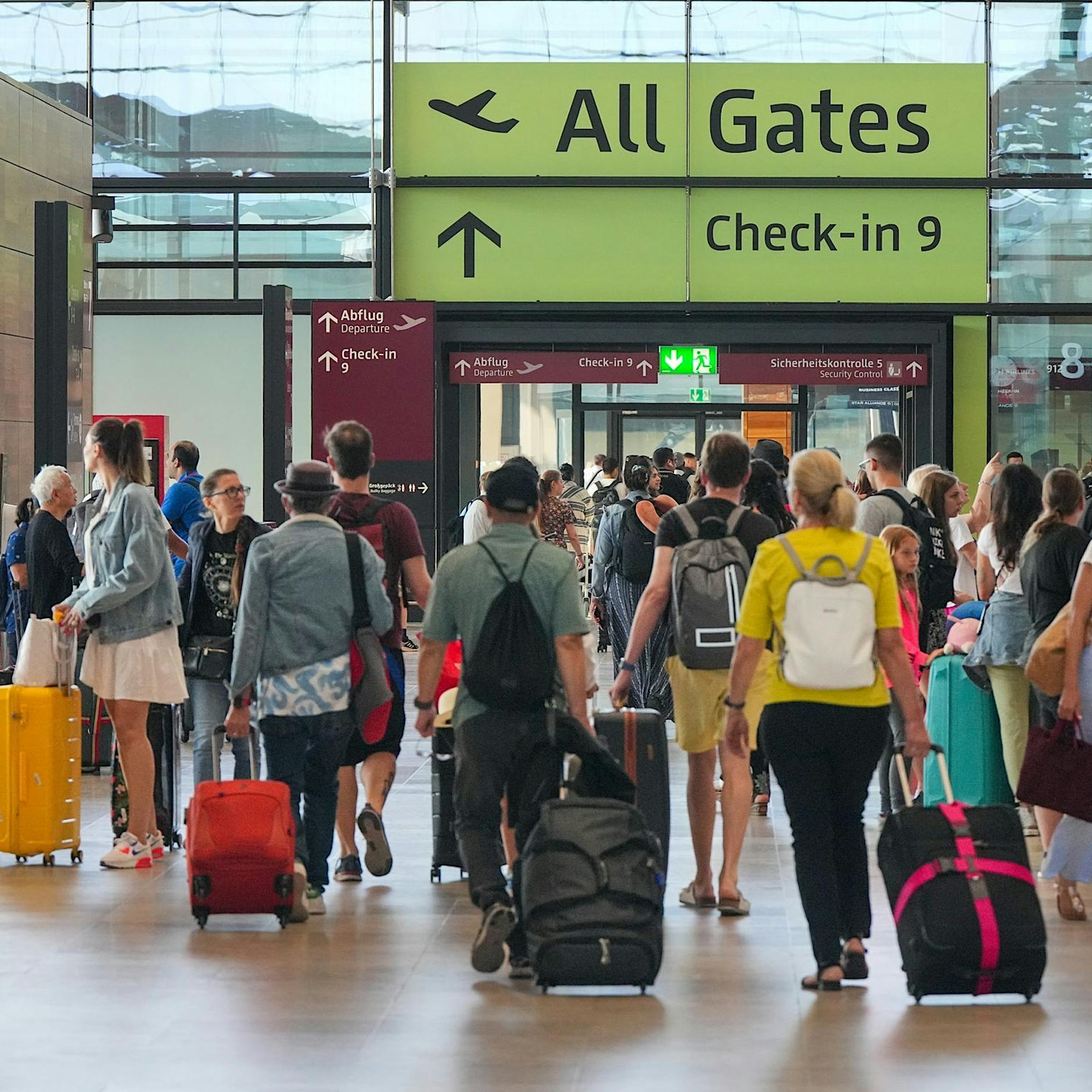 Waldbrände in Griechenland: Vom BER fliegen trotzdem Urlauber nach Rhodos