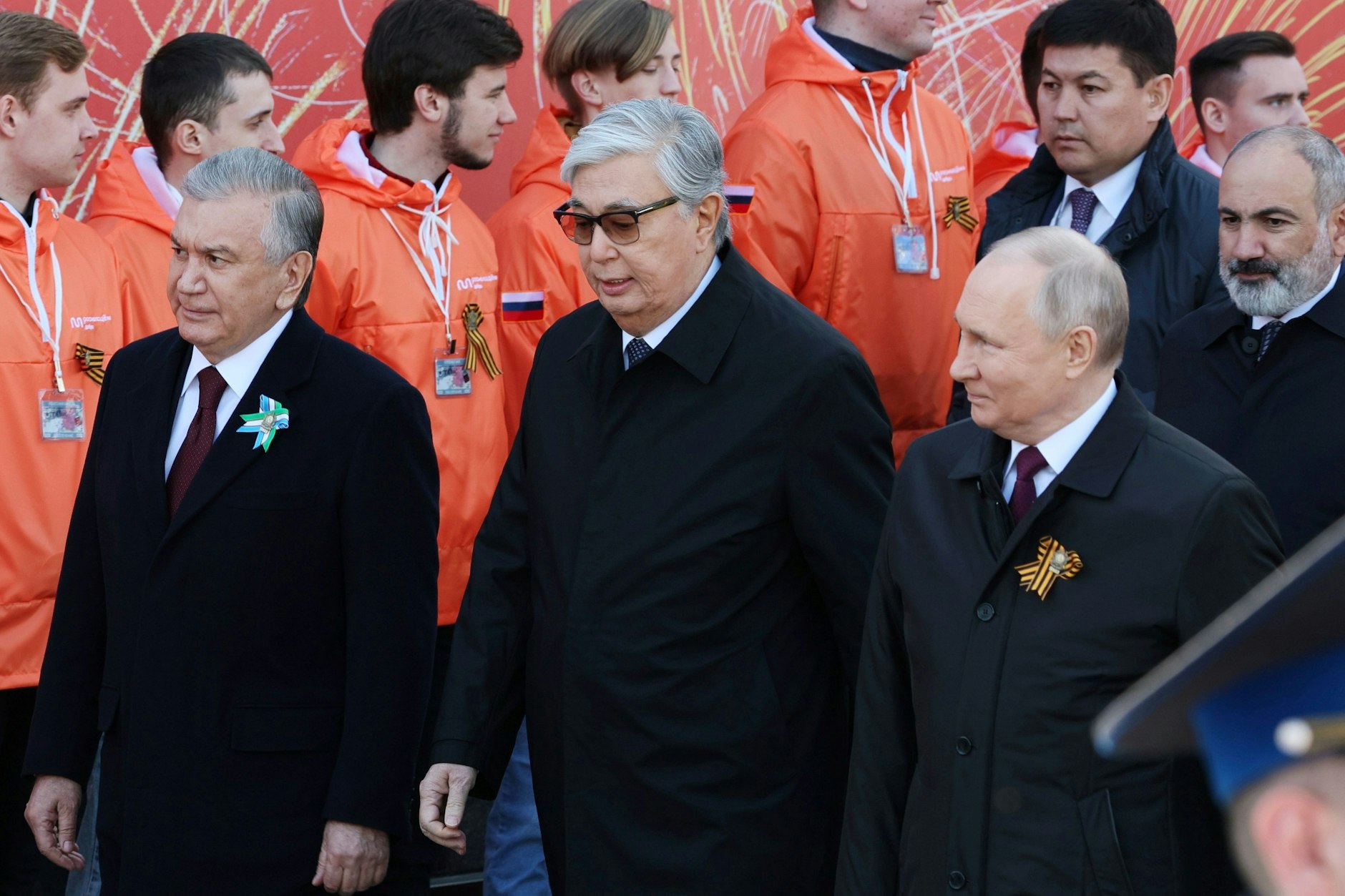 Der russische Präsident Wladimir Putin (r.), der kasachische Präsident Qassym-Schomart Toqajew (M.) und der usbekische Präsident Schawkat Mirsijojew treffen sich am 9. Mai 2023 zur Militärparade zum Tag des Sieges anlässlich des 78. Jahrestages des Endes des Zweiten Weltkriegs auf dem Roten Platz in Moskau. (Symbolbild)