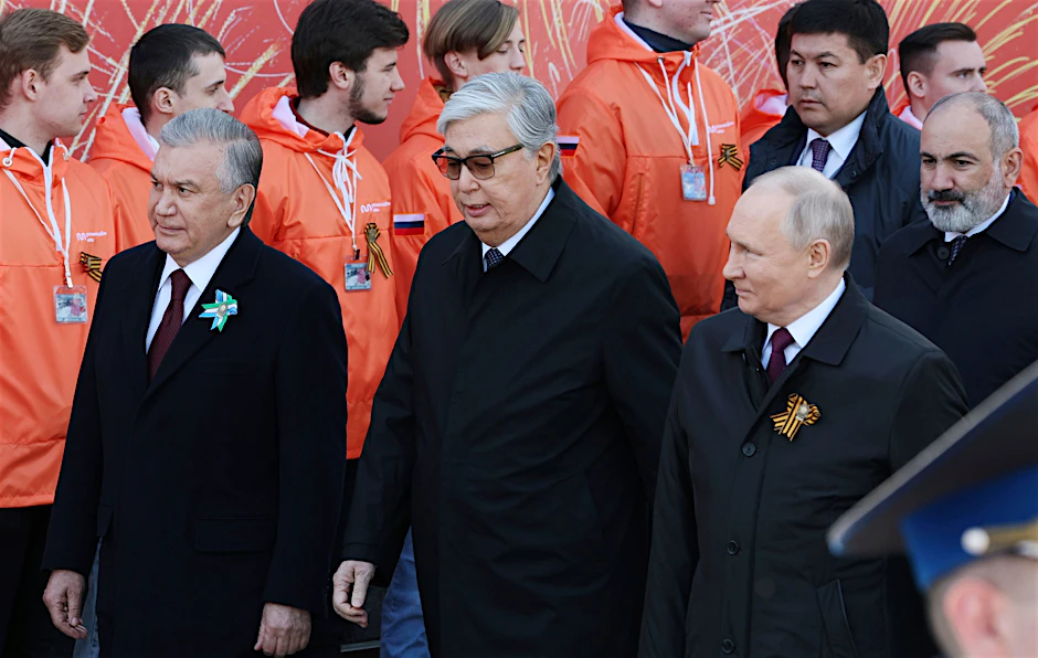 Der russische Präsident Wladimir Putin (r.), der kasachische Präsident Qassym-Schomart Toqajew (M.) und der usbekische Präsident Schawkat Mirsijojew treffen sich am 9. Mai 2023 zur Militärparade zum Tag des Sieges anlässlich des 78. Jahrestages des Endes des Zweiten Weltkriegs auf dem Roten Platz in Moskau. (Symbolbild)
