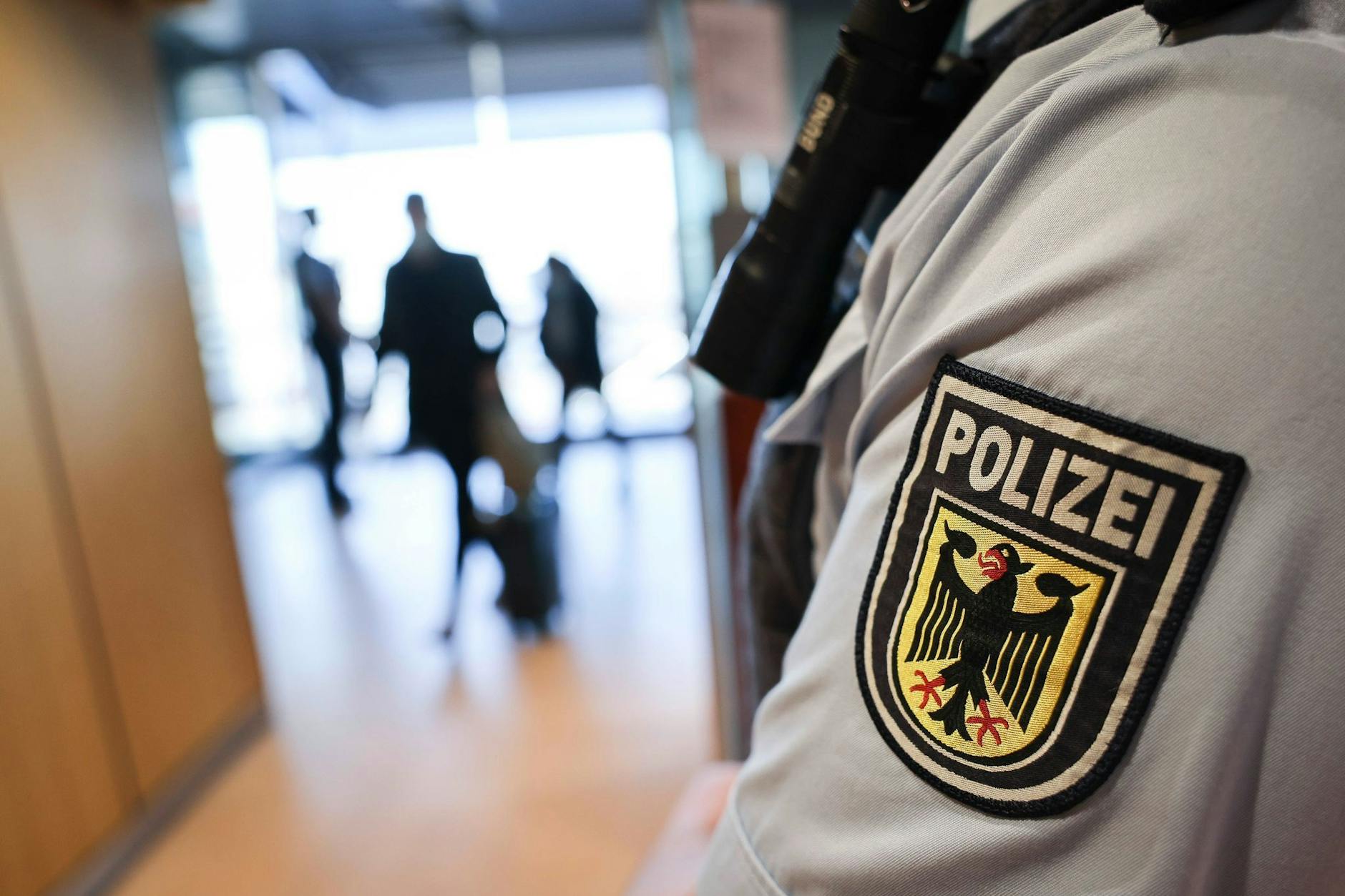 Bei einem Zwischenstopp an deutschen Flughäfen melden sich Hunderte Kubaner bei der Polizei und beantragen Asyl.