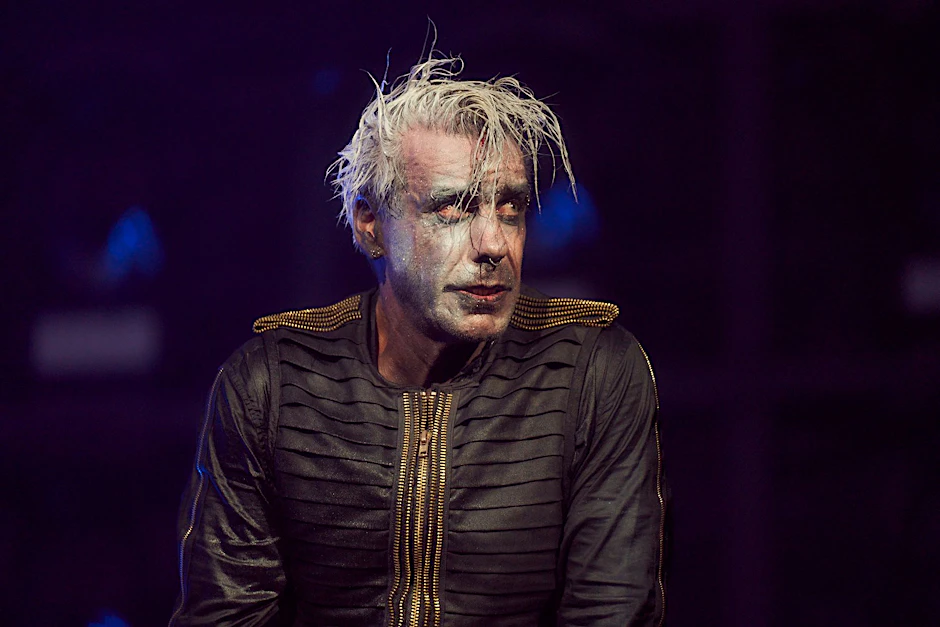 Till Lindemann ist der Frontmann von Rammstein. Beim Konzert in Paris verletzte sich der Musiker am Arm.
